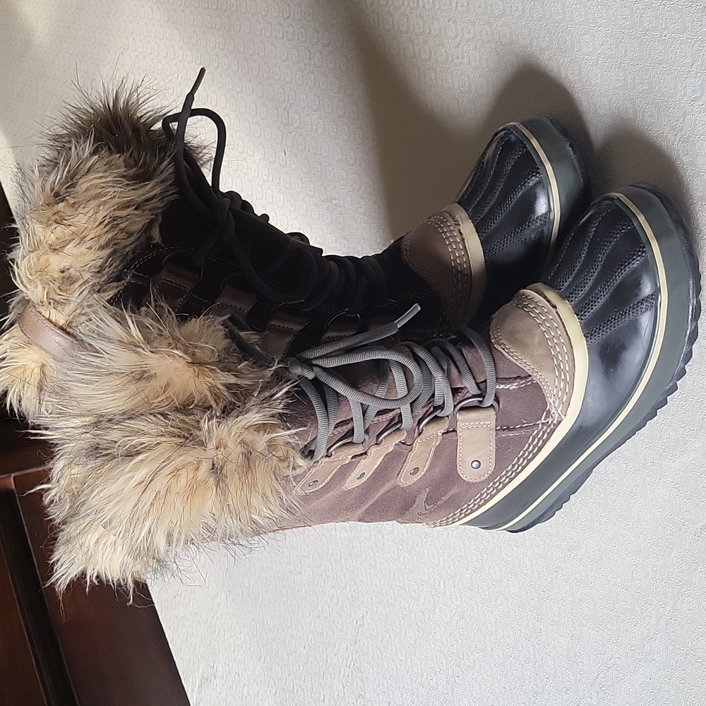 Sorel Joan of Arctic size 6 winter boot